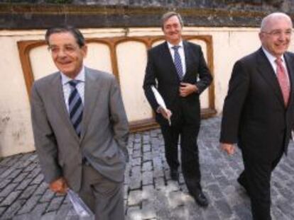 De derecha a izquierda, Joaquín Almunia, Carlos Aguirre (consejero Economia y Hacienda Gobierno Vasco) y Mario Fernández (presidente BBK), en los curso de verano de UPV en San Sebastián.