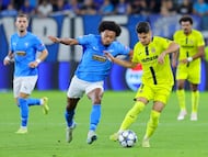 Bruno disputa un balón a Solomon.