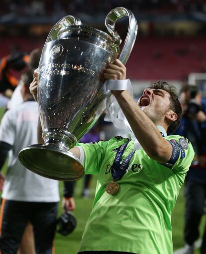 Iker Casillas se pasea por el terreno de juego con la 10ª Copa de Europa.