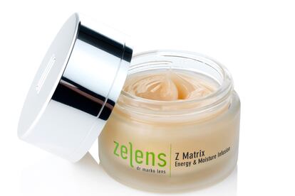 El último lanzamiento de Zelens se llama Z Matrix Energy & Moisture Infusion y ha sido concebido para devolverle a la piel su aspecto radiante gracias a su poderosa acción energizante. Tiene una apetecible textura de gel-crema  que hidrata en profundidad dejando una sensación fresca. Además, mejora el metabolismo celular evitando la oxidación, refuerza la piel y protege del estrés y el daño oxidativo. Este tratamiento tan completo cuesta 110 euros.