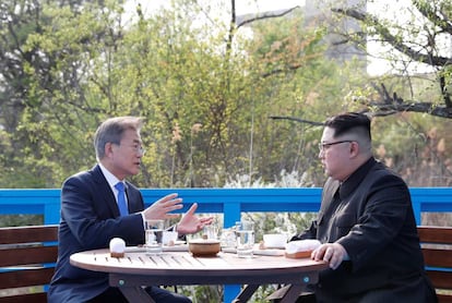 Kim Jong-un (d) y el presidente surcoreano, Moon Jae-in (i) conversan en la Zona Desmilitarizada durante la cumbre intercoreana en Panmunjom (Corea del Sur).