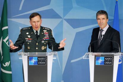 El general David Petraeus y el secretario general de la OTAN, Anders Fogh Rasmussen, ayer en Bruselas.