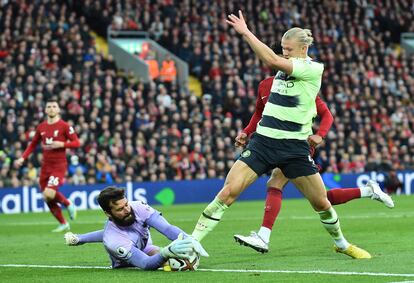 Alisson bloca un balón ante Haaland, este domingo en Anfield.