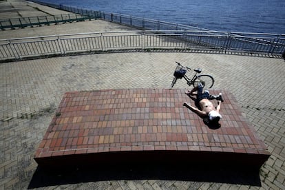 Un hombre disfruta del buen tiempo en un parque de Tokio (Japón).