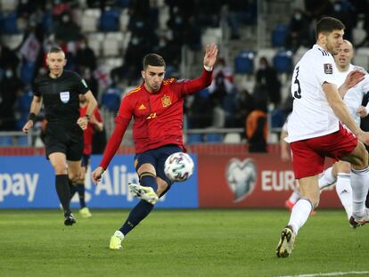 Ferra Torres dispara durante el partido entre España y Georgia este domingo en Tiflis.