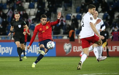 Ferra Torres dispara durante el partido entre España y Georgia este domingo en Tiflis.