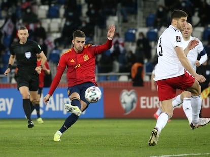 Ferra Torres dispara durante el partido entre España y Georgia este domingo en Tiflis.