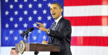 Obama pronuncia un discurso durante su visita a una estación de bomberos en Arlington (Virginia).