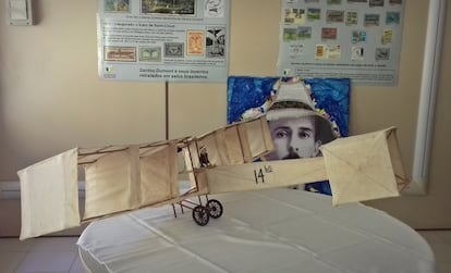 A casa tem reproduções do modelo do 14-bis, pioneiro ao apresentar o conceito dos ailerons, com os quais o aviador podia controlar a inclinação lateral do avião por cordas amarradas aos ombros, e o trem de pouso, que permitia a decolagem sem auxílio externo.