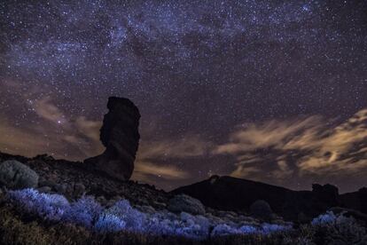 El Teide con el cielo estrellado de la isla de Tenerife, en Canarias.
