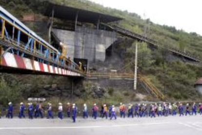 Un momento de la marcha negra de 2010 a su paso por la explotacion minera de Alinos, en Le&oacute;n. 