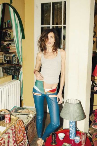 Camiseta American Vintage, pantalón Tommy Hilfiger Collection y braguita Calvin Klein. El rubor de las mejillas es propio, pero convenientemente acentuado por el maquillaje en mousse Kiss & Blush Baby Doll de Yves Saint Laurent.