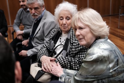 Mary-Claire King junto a Estela de Carlotto, líder histórica de las Abuelas que la contactó en los 80.