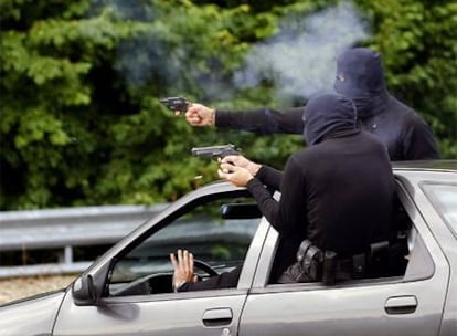 Agentes de la Ertzaintza, durante una demostración ayer en la base de Berrozi.