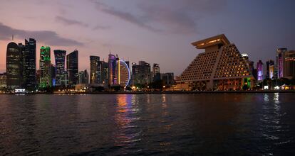 La bahía de rascacielos de Doha desde una de las antiguas barcas utilizadas para buscar perlas. El edificio de la derecha, con forma de pirámide, es el Sheraton, primer hotel de Doha, que abrió sus puertas en 1982.  