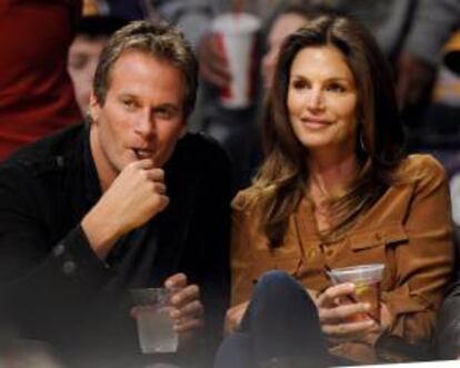 La modelo estadounidense Cindy Crawford y su marido, Rande Gerber, durante el partido de la NBA disputado entre los Lakers de Los Ángeles y los Rockets de Houston. EFE/Archivo