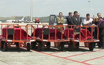 Ceremonia religiosa en Barajas tras la llegada de las víctimas del ataque en Marruecos.