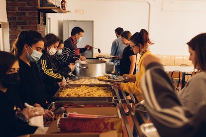 La hora de la comida en la residencia de Muga de Sayago (Zamora), que los alumnos se encargan de servir. 