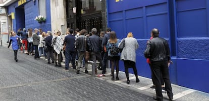 Un grupo de eprsonas esperando para acceder a la tienda de Ikea en el centro de Madrid.