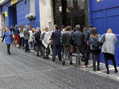 Un grupo de eprsonas esperando para acceder a la tienda de Ikea en el centro de Madrid.