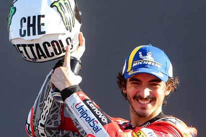 Pecco Bagnaia, ganador en Cheste, con un casco de Valentino Rossi.