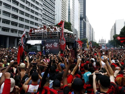 Torcedores do Flamengo celebram no centro do Rio a vitória na Libertadores.