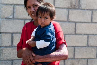 Una vecina con un niño pequeño en San Pedro Xalostoc.