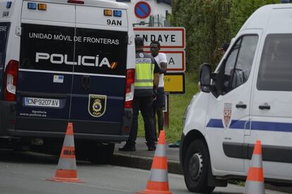 Agentes españoles y franceses controlan la documentación de un subsahariano en el puente de Santiago, en Irún.