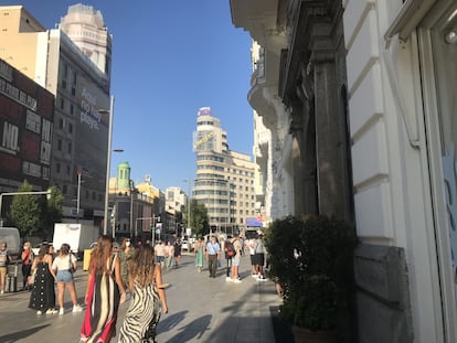 Varias personas pasean por la Gran Vía a principios de septiembre.