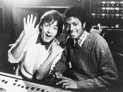 Paul McCartney y Michael Jackson en el estudio en 1983. De ser amigos y compañeros de dueto hasta en dos ocasiones pasaron a competir por los derechos editoriales de las canciones de los Beatles a cambio de millones de dólares.