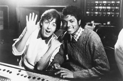 Paul McCartney y Michael Jackson en el estudio en 1983. De ser amigos y compañeros de dueto hasta en dos ocasiones pasaron a competir por los derechos editoriales de las canciones de los Beatles a cambio de millones de dólares.