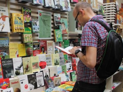 Un cliente mira un ejemplar de fútbol de La Central de Callao, el 14 de junio.