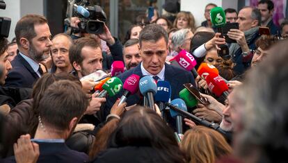 Pedro Sánchez, presidente del Gobierno, visita la capilla ardiente de Concha Velasco, el 2 de diciembre de 2023.