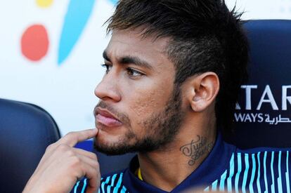 Neymar, en el banquillo, antes del inicio del partido.