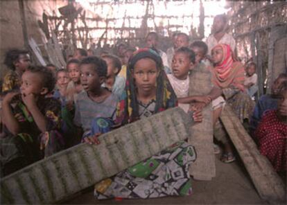 Alumnos de una escuela musulmana en Yowhar (Somalia), con sus tabletas de suras del Corán.