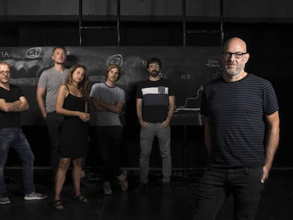 De izquierda a derecha, Óscar de la Fuente, Francisco Reyes, Irene Escolar, Nao Albet, Israel elejalde y Álex Rigola, en un ensayo de la obra.