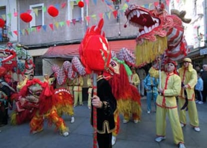 Arranca hoy el Año del Mono en China, con sus máscaras, dragones y mensajes cortos de felicitación.