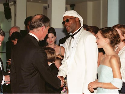 El entonces prncipe Carlos saluda a Samuel L. Jackson y a Natalie Portman en Londres en 1999.