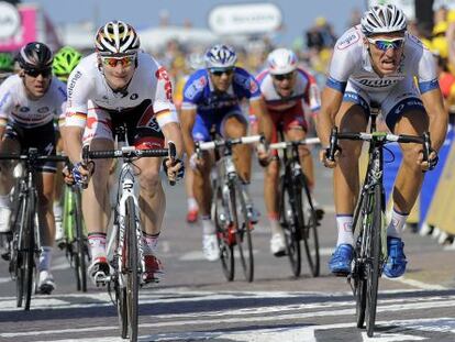 Marcel Kittel (d) esprinta para vencer a su compatriota Greipel, en la llegada a Saint Malo.