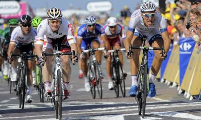 Marcel Kittel (d) esprinta para vencer a su compatriota Greipel, en la llegada a Saint Malo.