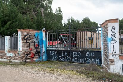 Pintadas en la casa del sospechoso de la muerte de Esther Lpez, que defiende su inocencia.