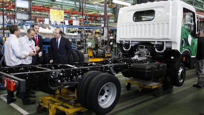 El director general de Nissan Motor Ibérica, Frank Torres (segundo por la derecha), y el presidente de la Junta de Castilla y León, Juan Vicente Herrera, con dos trabajadores de la planta de Nissan en Ávila