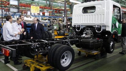 El director general de Nissan Motor Ib&eacute;rica, Frank Torres (segundo por la derecha), y el presidente de la Junta de Castilla y Le&oacute;n, Juan Vicente Herrera, con dos trabajadores de la planta de Nissan en &Aacute;vila