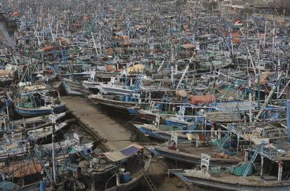 Barcos pesqueros pakistaníes amarrados en el puerto de Karachi antes la llegada del ciclón Vayu.