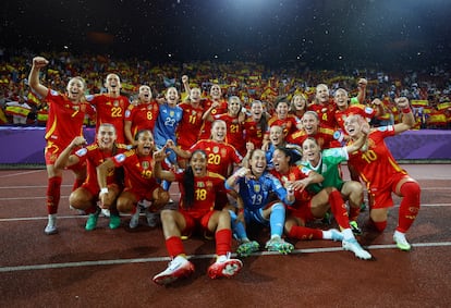 Foto de familia de las jugadoras españolas tras ganar a la selección alemana, este miércoles en el estadio de Letzigrund de Zúrich.