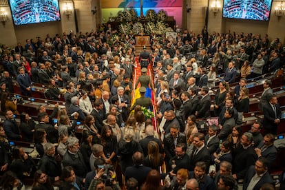 Integrantes de la Policía de Colombia acompañan el féretro con los restos de Miguel Uribe en el Capitolio Nacional.
