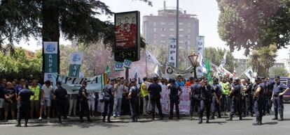 Protesta de funcionarios a las puertas del congreso del Partido Popular, en Granada.