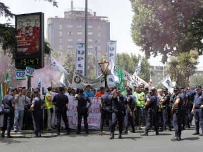 Protesta de funcionarios a las puertas del congreso del Partido Popular, en Granada.