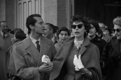 Luis Miguel Dominguín con Ava Gardner y su hermana Bappie al salir de los toros en la plaza de Las Ventas. 1 de Mayo, 1954.