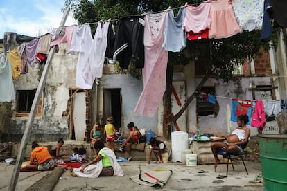 Una familia en una favela de Río de Janeiro, Brasil